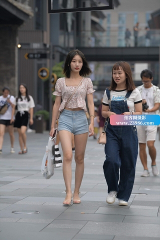 街拍热裤小美眉