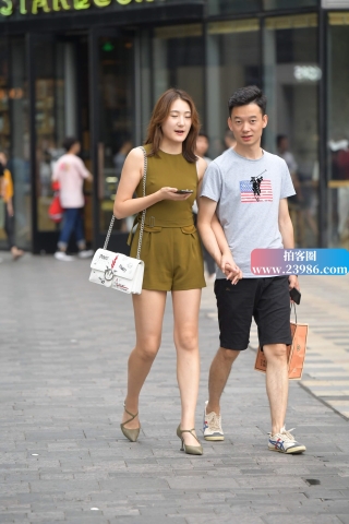 街拍性感玉腿高跟女友
