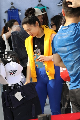 【欧阳赛贴】蓝色紧身裤美女