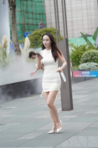 街拍包臀裙米色高跟鞋美女