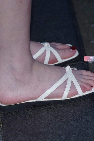 街拍白衬衫牛仔裙小姐姐