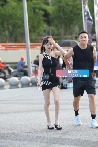 超短紧身裙，松糕鞋小仙女~