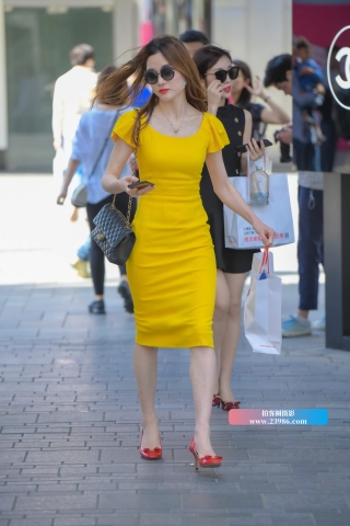 街拍黄色裹身裙性感高跟靓女