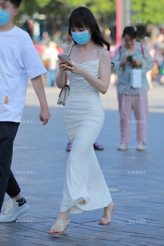 【玻璃街拍】白色包臀裙女友