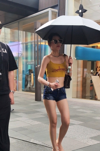 跟拍苗条大长腿热裤美女5分07秒 [2.23 GB/MP4]（视频版）