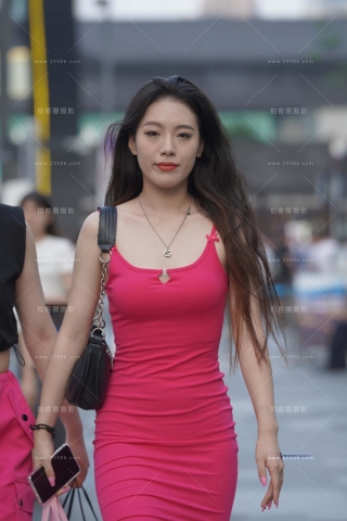 裹身吊带裙性感美姐