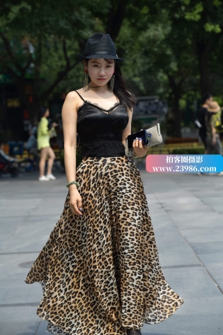 街拍豹纹裙美女