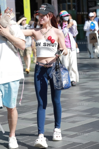 蓝色牛仔裤美女【原图+视频】