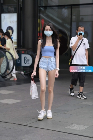 纤细小蛮腰热牛女孩