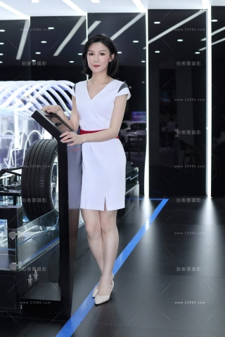 端庄的白裙模特