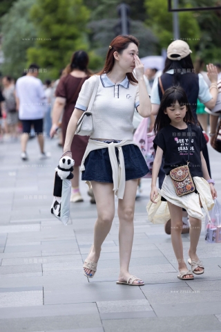 街拍轻熟白皙美腿朲槭