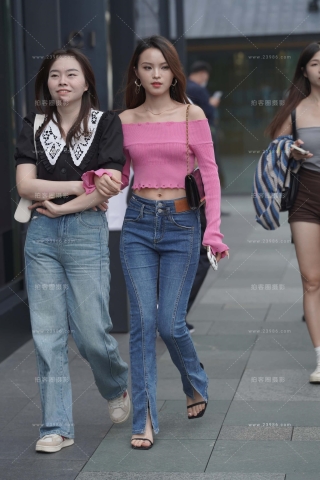 街拍牛仔裤美女