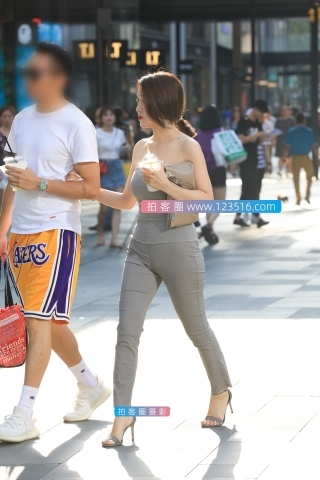 【凯恩赛帖】丰满的身材在紧身裤的衬托下性感无比