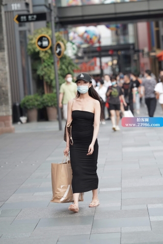 搭讪街拍黑色抹胸裙时尚靓女