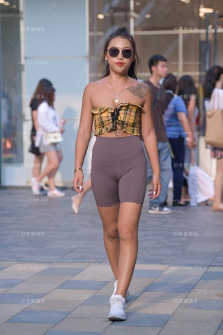 【街拍之魂赛帖】性感紧身短裤MM