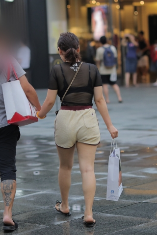 美女穿的真大胆