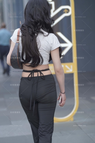 街拍黑色长裤美眉
