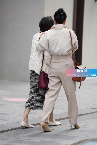 街拍米色高跟鞋女子