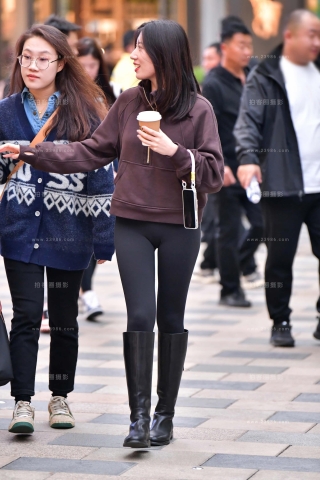 街拍紧身裤，长靴美眉