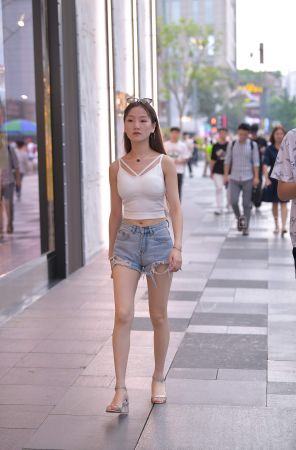 街拍热裤长发美女