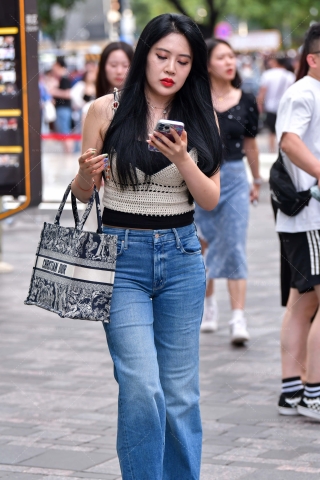 街拍牛仔裤美眉