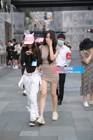 街拍包臀裙美女跟闺蜜~
