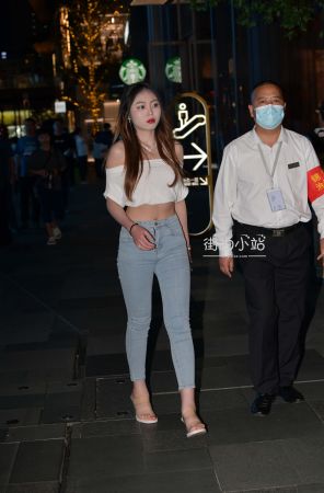 红唇牛仔裤小姐姐