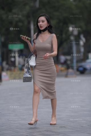 街拍开叉长裙美女小姐姐