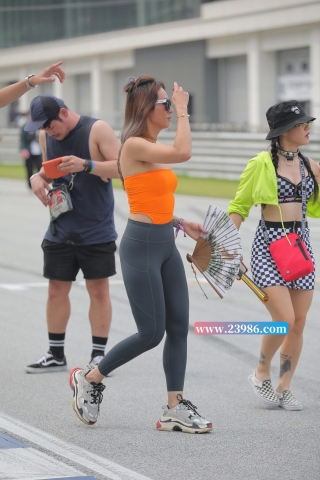 丰腴身材紧身瑜伽裤美眉