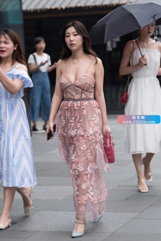 性感吊带裙低胸女神