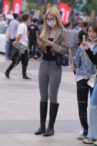 秋意de长腿紧牛小姐姐