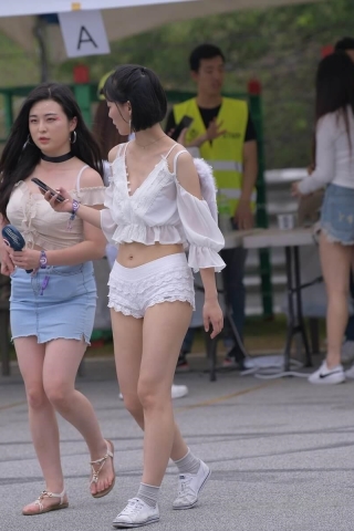 小吊带衫白短热裤美眉