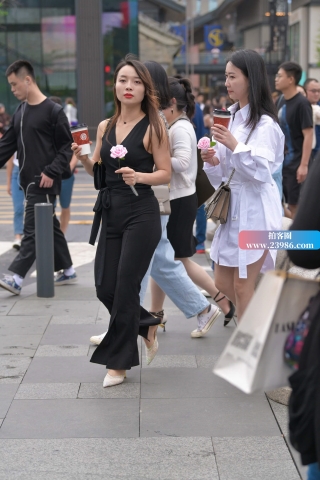 有人送玫瑰花，很开心。