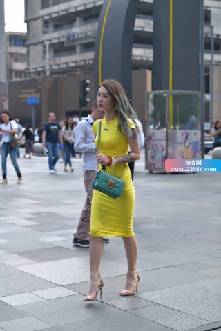 黄色长裙街拍美女