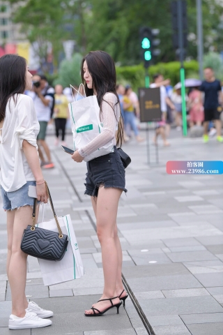 身材匀称的养眼美妞