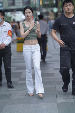 街拍白裤美眉