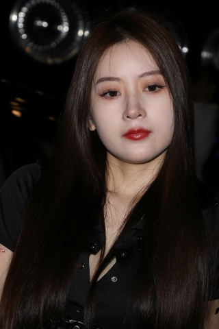 黑色露脐装短裙