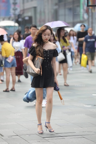 街拍黑色短裙高跟美女