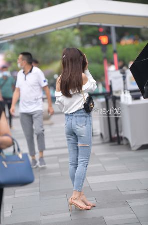 街拍破洞牛仔裤小姐姐