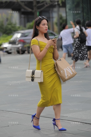 饱满的甜美女孩