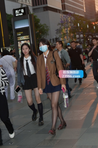 街拍嘿丝超短裙妹子