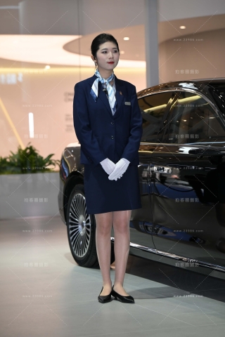 带着白手套的高档轿车礼仪