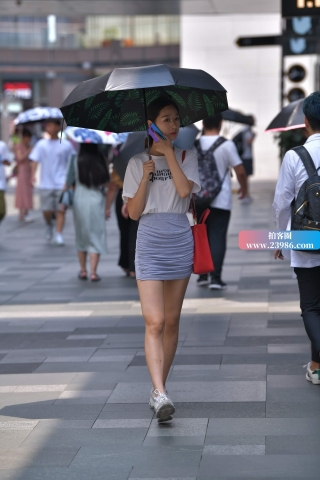 撑伞的包臀裙、运动鞋小妹