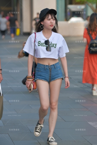 性感的拉链热裤美眉