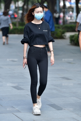 ★苗条紧身黑裤小妹★