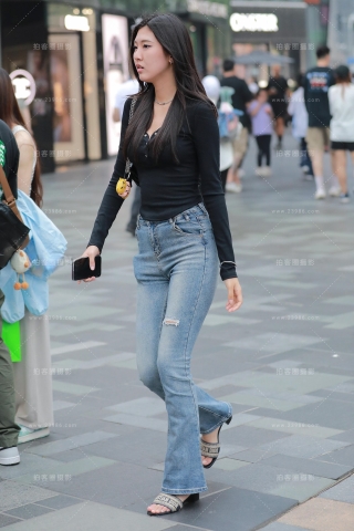 高挑牛仔裤美女