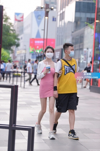 街拍粉色抹胸短裙女友