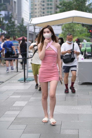 街拍粉色短裙小姐姐