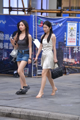 街拍白短裙美腿美女跟闺蜜