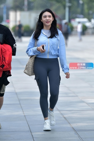 ★笑呵呵聊天紧身裤美女